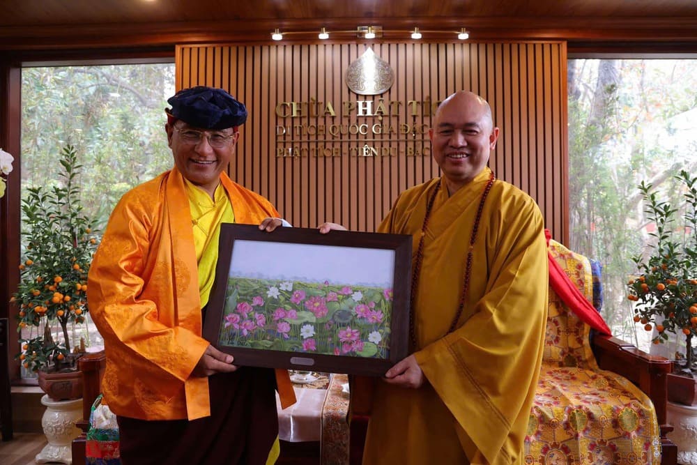 Đức Gyalwang Drukpa đón nhận bản in bức tranh Liên hoa Tịnh cảnh từ Thượng tọa Thích Đức Thiện. Ảnh: BTC